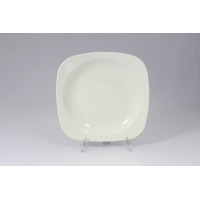 Kwadratowy talerz głęboki RAK Porcelain o średnicy 27 cm z serii SKA. Minimalistyczne naczynie w kolorze złamanej bieli, ustawione na przezroczystym stojaku.