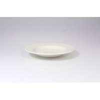 Talerz głęboki RONDO marki RAK Porcelain o średnicy 23 cm. Białe naczynie o minimalistycznym designie z szerokim rantem, ukazane w ujęciu z profilu na jasnym
