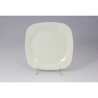 Kwadratowy talerz płytki RAK Porcelain z serii SKA o średnicy 27 cm. Gładka, kremowobiała powierzchnia porcelany o zaokrąglonych rogach na przezroczystym