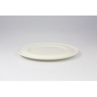Pusty, biały talerz płytki LYRA marki RAK Porcelain o średnicy 31 cm. Klasyczna, minimalistyczna zastawa stołowa z porcelany o gładkiej powierzchni, widok z