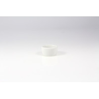 Biała porcelanowa czarka Lubiana z serii Ameryka o pojemności 0,05 l. Minimalistyczne naczynie o gładkiej powierzchni, ukazane w ujęciu frontalnym na białym