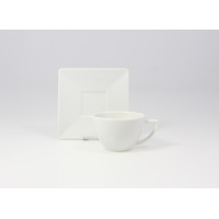 Biała filiżanka Lubiana Classic o pojemności 0,20 l z dopasowanym kwadratowym spodkiem. Minimalistyczna porcelana o gładkiej powierzchni na jasnym tle.