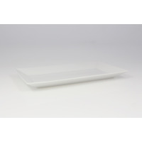 Biały półmisek prostokątny Lubiana Classic o wymiarach 33 x 18 cm. Naczynie z gładkiej porcelany o minimalistycznym designie, widoczne w ujęciu z perspektywy.
