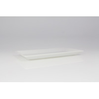 Biały, prostokątny półmisek porcelanowy Lubiana Classic o wymiarach 28,5 x 15,5 cm. Minimalistyczne naczynie z delikatnym połyskiem na jasnym tle.