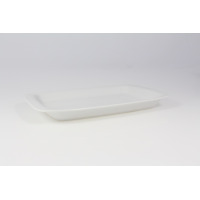 Biały półmisek prostokątny SCANDIA marki Lubiana o długości 33 cm. Naczynie z porcelany o minimalistycznym designie, ujęte pod kątem na jasnym tle.