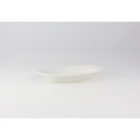 Biała porcelanowa rawierka 24 cm z kolekcji Kaszub marki Lubiana. Klasyczny, owalny półmisek o gładkiej powierzchni, ukazany z profilu na jasnym tle.