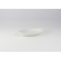 Biała porcelanowa rawierka 21 cm z kolekcji Kaszub marki Lubiana. Półmisek o owalnym kształcie i minimalistycznym designie, ujęty z perspektywy lekko z góry.