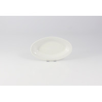 Biała, owalna rawierka 17 cm z kolekcji Kaszub marki Lubiana. Klasyczny, porcelanowy półmisek o gładkiej powierzchni, prezentowany na jasnym tle.