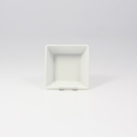 Biała salaterka kwadratowa 10 cm z linii CLASSIC marki Lubiana. Naczynie o minimalistycznym designie, widoczne od frontu na jasnym, jednolitym tle.