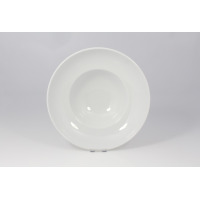 Biały talerz głęboki do pasty Kaszub marki Lubiana o średnicy 26 cm. Klasyczne naczynie z szerokim rantem, widok z góry na gładką, porcelanową powierzchnię.