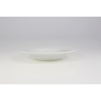 Biały talerz głęboki 24 cm z kolekcji Kaszub marki Lubiana. Klasyczne naczynie porcelanowe o zaokrąglonych brzegach, ukazane w ujęciu z profilu na jasnym tle.