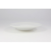 Biały talerz głęboki do spaghetti KASZUB marki Lubiana o średnicy 29 cm. Minimalistyczne naczynie z porcelany o szerokim rancie, widok z profilu na jasnym tle.