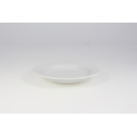Biały talerz głęboki KASZUB marki Lubiana o średnicy 22,5 cm. Klasyczne, minimalistyczne naczynie porcelanowe o gładkiej powierzchni, ujęte z profilu na jasnym