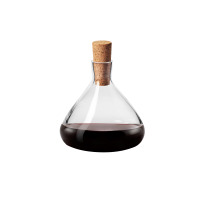 Szklana karafka do wina Wine Connoisseur o pojemności 1,10 l marki Krosno Glass S.A. z czerwonym winem wewnątrz, zamknięta korkiem, na białym tle.