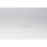Biały porcelanowy kieliszek na jajko Lubiana o wysokości 6,5 cm. Klasyczne naczynie o gładkiej powierzchni i eleganckim, minimalistycznym kształcie na