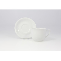 Biały kubek 300 ml ze spodkiem Wiedeń marki Lubiana. Klasyczna porcelana o gładkiej powierzchni, ustawiona na jasnym tle, widok z boku na zestaw śniadaniowy.