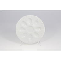 Biały porcelanowy półmisek na jajka Chodzież Iwona o średnicy 21 cm z charakterystycznym tłoczonym wzorem, ustawiony na przezroczystym stojaku na jasnym tle.