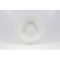 Biała salaterka okrągła Chodzież Iwona o średnicy 23 cm. Klasyczne naczynie z porcelany o charakterystycznym, żłobkowanym brzegu, widok z góry na tle studyjnym.