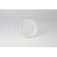 Biały talerz deserowy 17 cm z kolekcji Iwona marki Chodzież. Klasyczna porcelana o okrągłym kształcie z delikatnie karbowanym, ozdobnym brzegiem na jasnym tle.