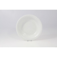 Biały talerz głęboki Iwona marki Chodzież o średnicy 22,5 cm. Klasyczna porcelana z delikatnym, reliefowym zdobieniem na obrzeżach, widok z góry na tle.