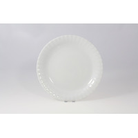 Biały talerz płytki 26 cm z kolekcji Iwona marki Chodzież. Klasyczna porcelana o okrągłym kształcie z charakterystycznym, delikatnie karbowanym brzegiem.