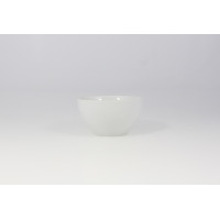 Biała salaterka Lubiana o pojemności 650 ml, wykonana z wysokiej jakości porcelany. Klasyczna, minimalistyczna forma naczynia w ujęciu frontalnym na jasnym tle.