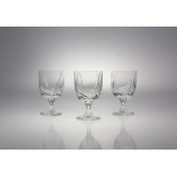 Trzy kryształowe pucharki do lodów Zawiercie 240 ml o eleganckim, szlifowanym wzorze, ustawione w rzędzie na jasnym tle z wyraźnymi odbiciami na powierzchni.