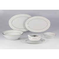 Zestaw obiadowy dla 12 osób E373 Yvonne marki Chodzież. Biała porcelana z subtelnym, tłoczonym wzorem i srebrnym wykończeniem, obejmująca półmiski, miski oraz