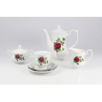 Porcelanowy garnitur do kawy Chodzież Iwona B826 z motywem bordowej róży. Zestaw zawiera dzbanek, cukiernicę, mlecznik oraz filiżankę ze spodkiem na białym tle.