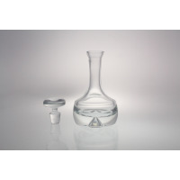 Szklana karafka Handmade 500 ml marki Krosno Glass S.A. o bezbarwnej, minimalistycznej formie z dopasowanym korkiem, ustawiona na jasnym, odbijającym światło