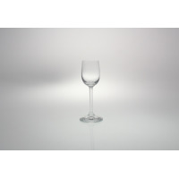 Przezroczysty kieliszek do likieru Gema marki Krosno Glass o pojemności 70 ml. Smukła czasza na wysokiej nóżce, widok z przodu na jasnym tle.