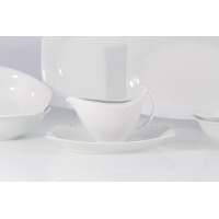 Sosjerka z białej porcelany Chodzież z zestawu obiadowego C000 Akcent. Eleganckie naczynie o nowoczesnym kształcie ustawione na dopasowanej podstawce.