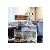 Szklanka do whisky Teroso Unique marki Krosno Glass o pojemności 290 ml oraz pasująca karafka o unikalnej, nieregularnej teksturze szkła na tle salonu.