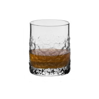 Szklanka do whisky Teroso Unique marki Krosno Glass o pojemności 290 ml. Przezroczyste szkło o nieregularnej, surowej teksturze wypełnione bursztynowym