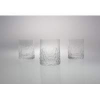 Trzy szklanki do whisky Teroso Unique od Krosno Glass o pojemności 290 ml. Przezroczyste szkło o unikalnej, lodowej fakturze na ściankach, ustawione na jasnym