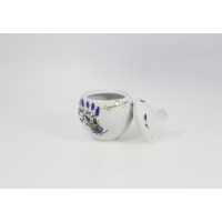 Biała porcelanowa cukiernica Lubiana Venus o pojemności 250 ml z motywem lawendy i napisem Lavandula Spica. Obok znajduje się pasująca pokrywka z uchwytem.