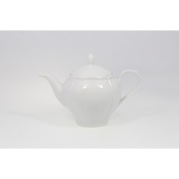 Biały porcelanowy czajnik Maria marki Lubiana o pojemności 1,00 l. Klasyczny imbryk o eleganckim, żłobionym kształcie, widoczny z profilu na jasnym tle.