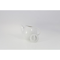 Biały porcelanowy czajnik Lubiana Wawel o pojemności 0,45 l. Minimalistyczny imbryk z odłożoną obok pokrywką, widok z boku na gładką, błyszczącą powierzchnię.