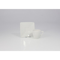 Biała porcelanowa filiżanka do espresso 0,07 l marki Lubiana z serii CLASSIC, ustawiona obok kwadratowego spodka na jasnym tle. Minimalistyczny design.