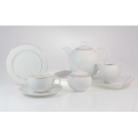 Garnitur do kawy dla 12 osób 3604 YVONNE marki Chodzież. Biała porcelana o klasycznym kształcie z subtelnym złotym wykończeniem krawędzi, ustawiona na białym