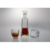 Komplet kryształowy do whisky AREZZO marki Bohemia. Szklana karafka z bursztynowym trunkiem oraz dwie szklanki, jedna wypełniona alkoholem, druga pusta.