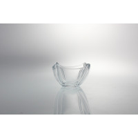 Misa kryształowa Bohemia Colosseum o średnicy 13 cm. Przezroczyste naczynie o eleganckim, żłobionym wzorze, widoczne na jasnym tle z wyraźnym odbiciem w
