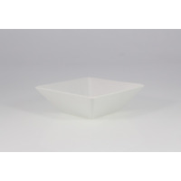 Biała salaterka kwadratowa 18 cm z linii CLASSIC marki Lubiana. Naczynie o minimalistycznym designie, wykonane z wysokiej jakości porcelany, widoczne z profilu.