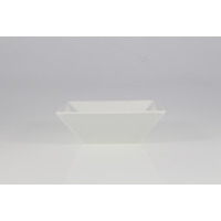Biała salaterka kwadratowa 18 cm z serii CLASSIC marki Lubiana. Naczynie o minimalistycznym designie, widoczne z profilu na jasnym tle.