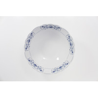 Okrągła salaterka Lubiana Maria Kaszubska o średnicy 23 cm. Biała porcelana z delikatnym, niebieskim motywem kwiatowym na falistym brzegu, widok z góry.