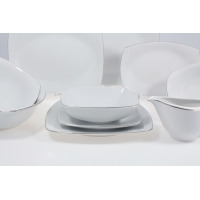 Serwis obiadowy Chodzież 9718 AKCENT Platynowa linia dla 12 osób. Białe kwadratowe naczynia porcelanowe z delikatnym srebrnym obrzeżem, ustawione w elegancką