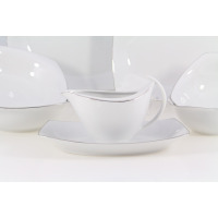 Sosjerka z serwisu obiadowego Chodzież 9718 Akcent Platynowa linia. Biała porcelana o nowoczesnym kształcie z delikatnym srebrnym wykończeniem na podstawce.