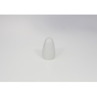 Biała solniczka EWA marki Lubiana o minimalistycznym, zaokrąglonym kształcie. Klasyczny przyprawnik z gładkiej porcelany na jednolitym, jasnym tle.