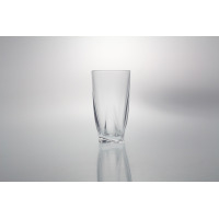 Szklanka kryształowa Bohemia Quadro o pojemności 350 ml. Przezroczyste naczynie o nowoczesnym, geometrycznym kształcie z charakterystycznym skręconym dnem.