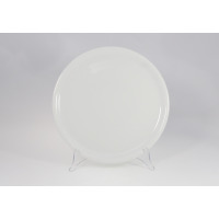 Biały, okrągły talerz do pizzy Lubiana Tina o średnicy 30,5 cm. Gładka, porcelanowa powierzchnia naczynia wyeksponowana na przezroczystym stojaku na jasnym tle.